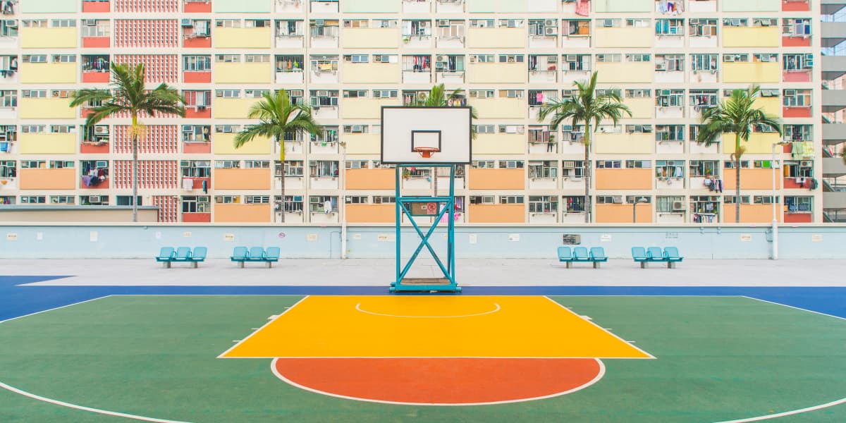 terrain de basket-ball près des immeubles résidentiels terrain de basket-ball près des immeubles résidentiels