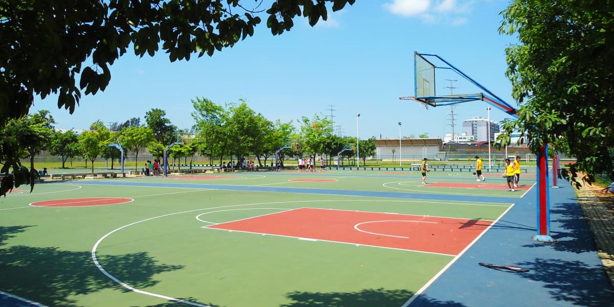 outdoor-basketball-court-in-school