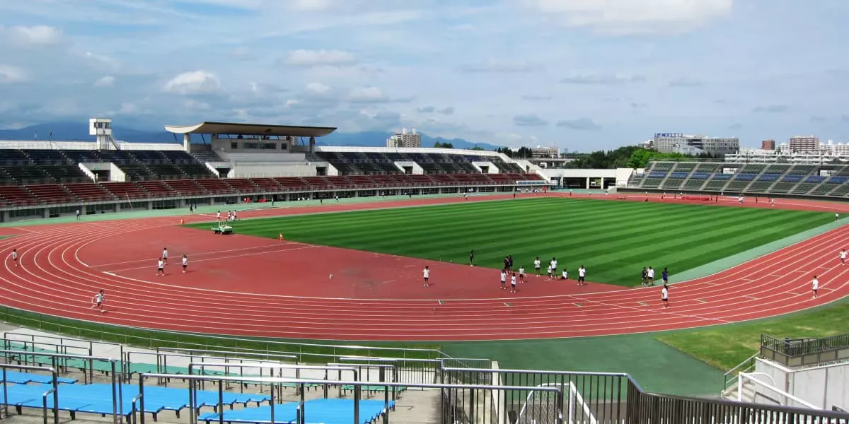 Полное руководство по освещению спортивных площадок 2025 года